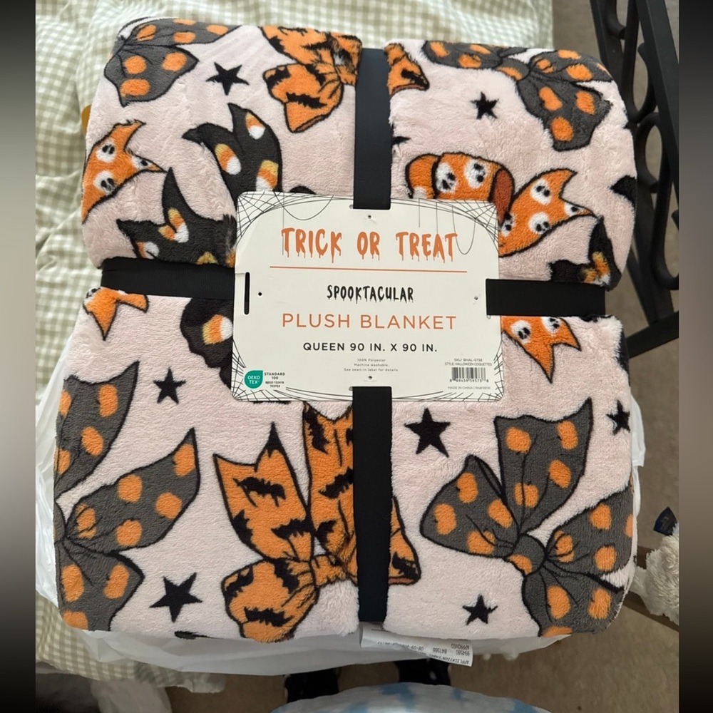 NWT Tj maxx viral Halloween blanket